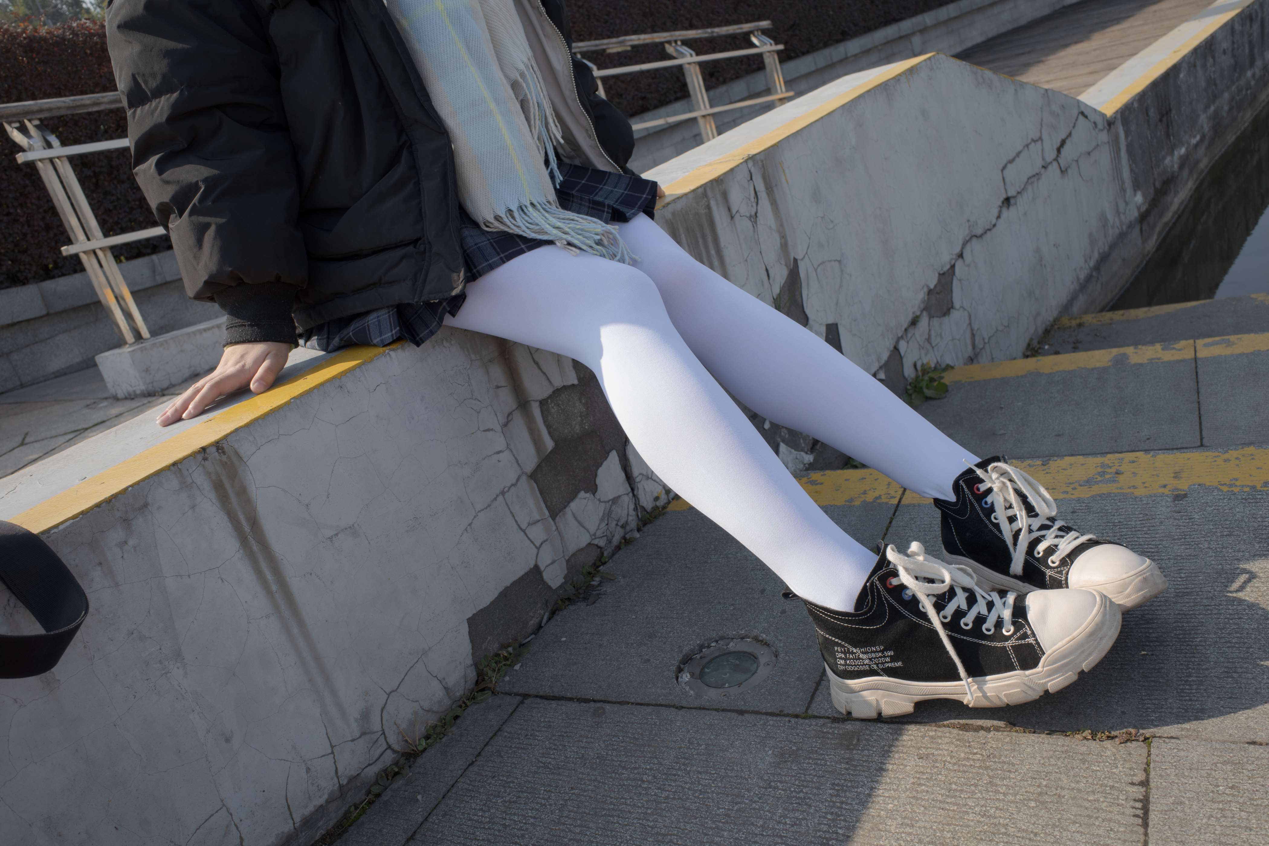 图片[2]-有料 NO.022 小茵 户外公园帆布鞋白丝 [84P／1.09G]-COS写真在线网