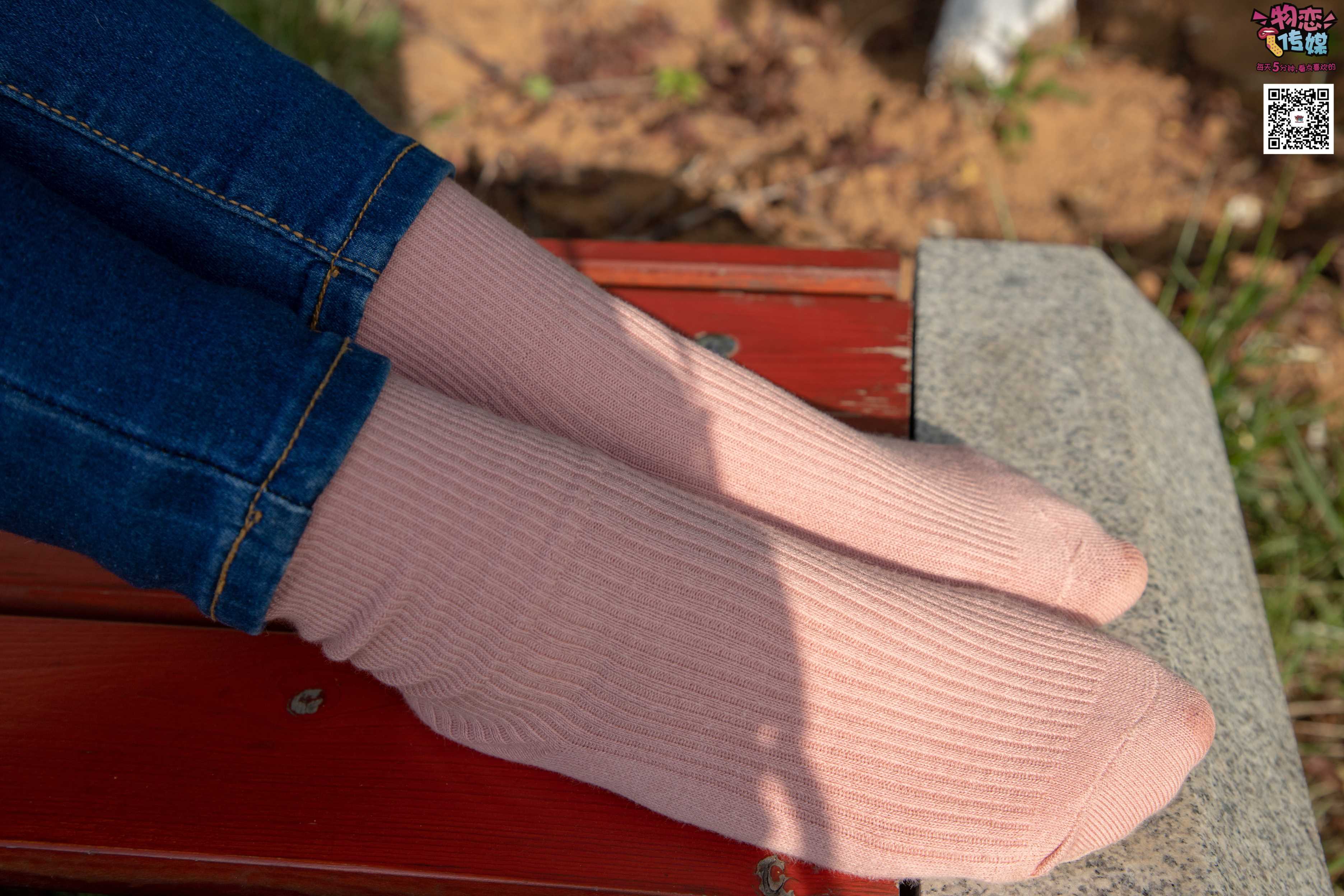 图片[3]-物恋传媒 No.012 娇小型小萝莉哦,猜猜我多大呢,小白板鞋搭配粉色棉袜  [124P+861MB]-COS写真在线网