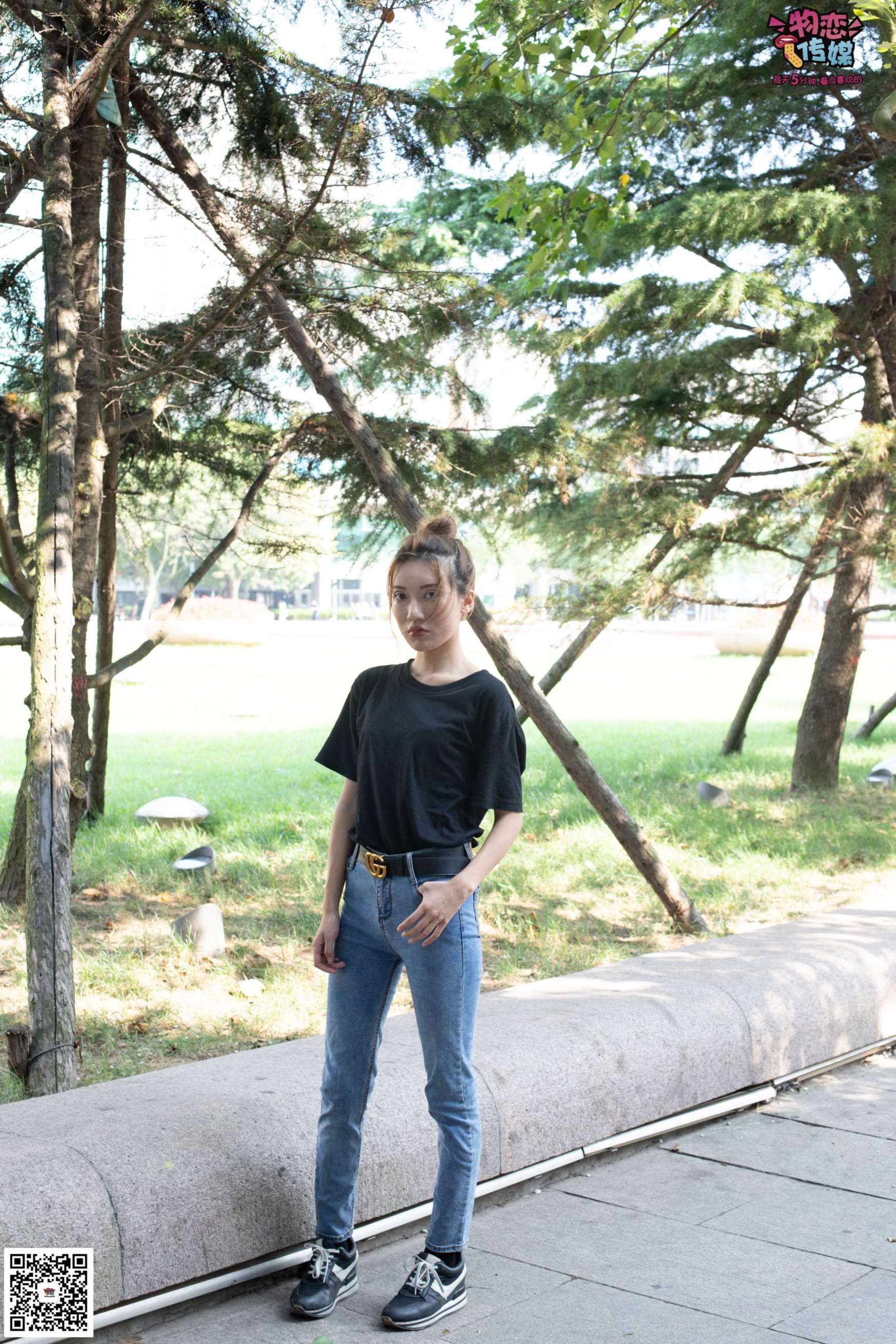 图片[2]-物恋传媒 No.047 丸子头的大眼妹,H体恤搭配经典牛仔裤  [105P896MB]-COS写真在线网