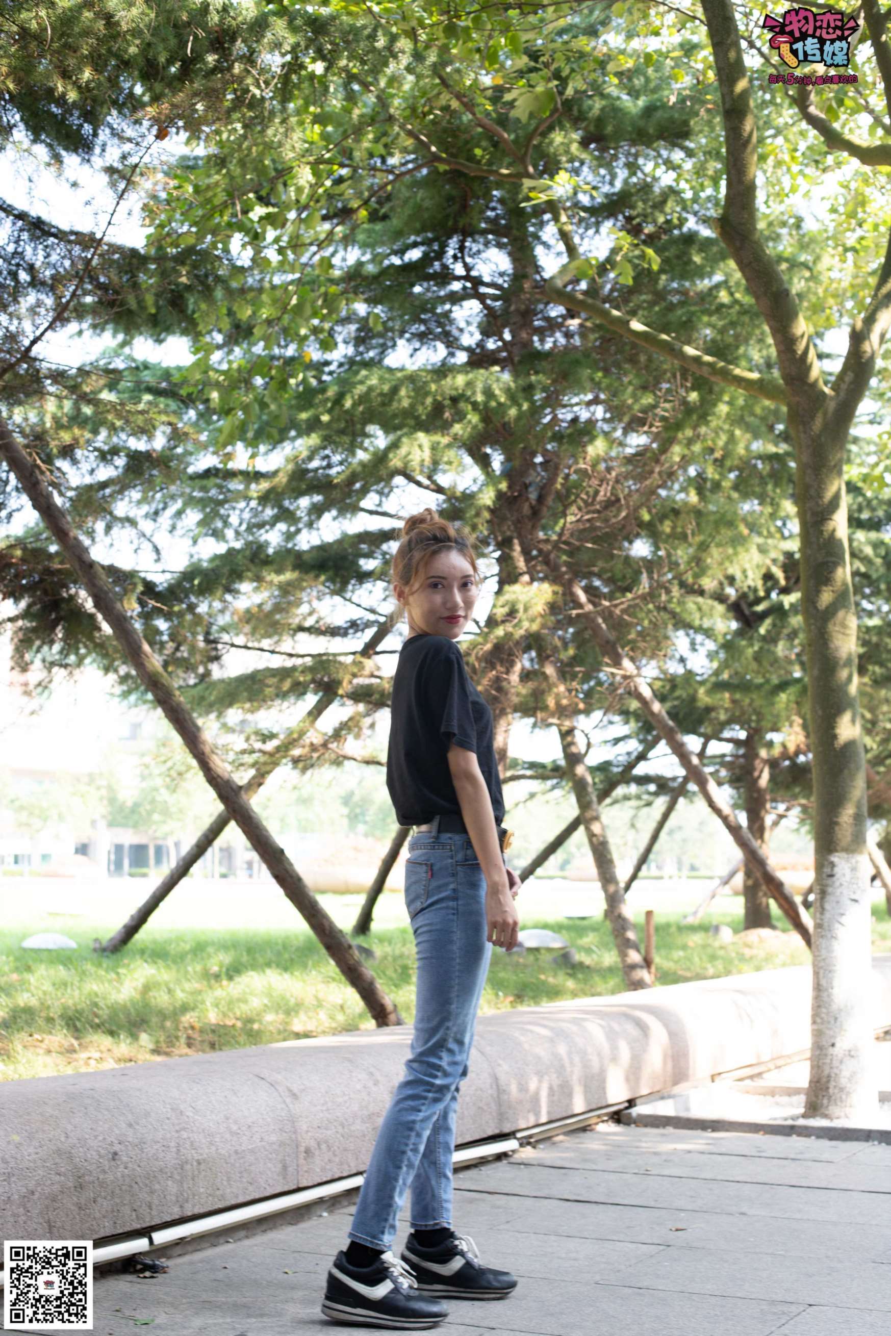 图片[3]-物恋传媒 No.047 丸子头的大眼妹,H体恤搭配经典牛仔裤  [105P896MB]-COS写真在线网