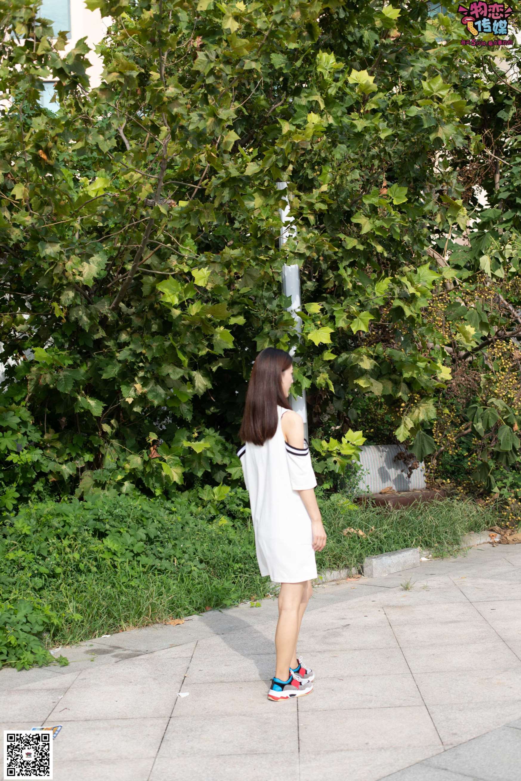 图片[3]-物恋传媒 No.049 露肩连衣裙搭配撞色老爹鞋，搭配粉色短棉袜  [126P1.07GB]-COS写真在线网