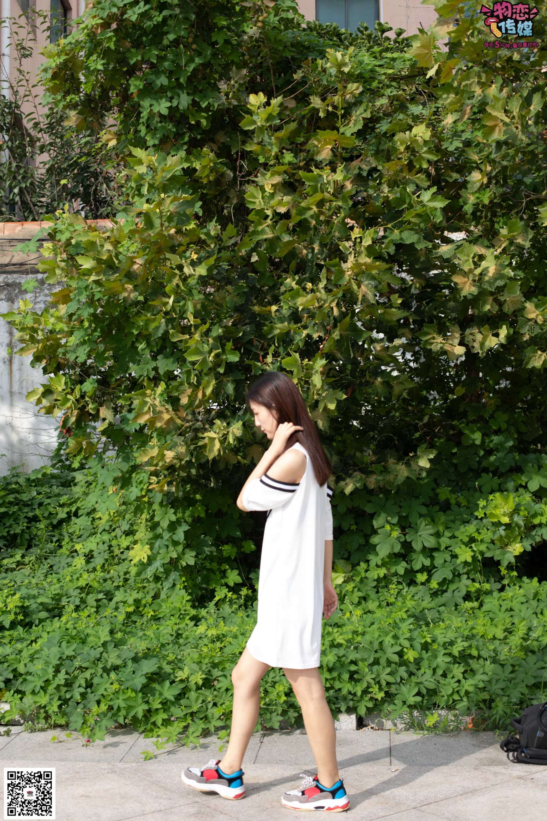 图片[4]-物恋传媒 No.049 露肩连衣裙搭配撞色老爹鞋，搭配粉色短棉袜  [126P1.07GB]-COS写真在线网