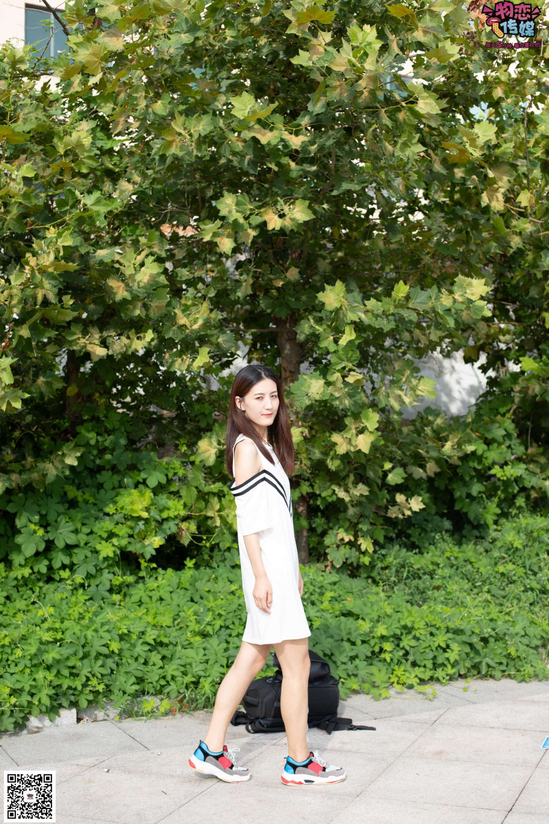 图片[2]-物恋传媒 No.049 露肩连衣裙搭配撞色老爹鞋，搭配粉色短棉袜  [126P1.07GB]-COS写真在线网