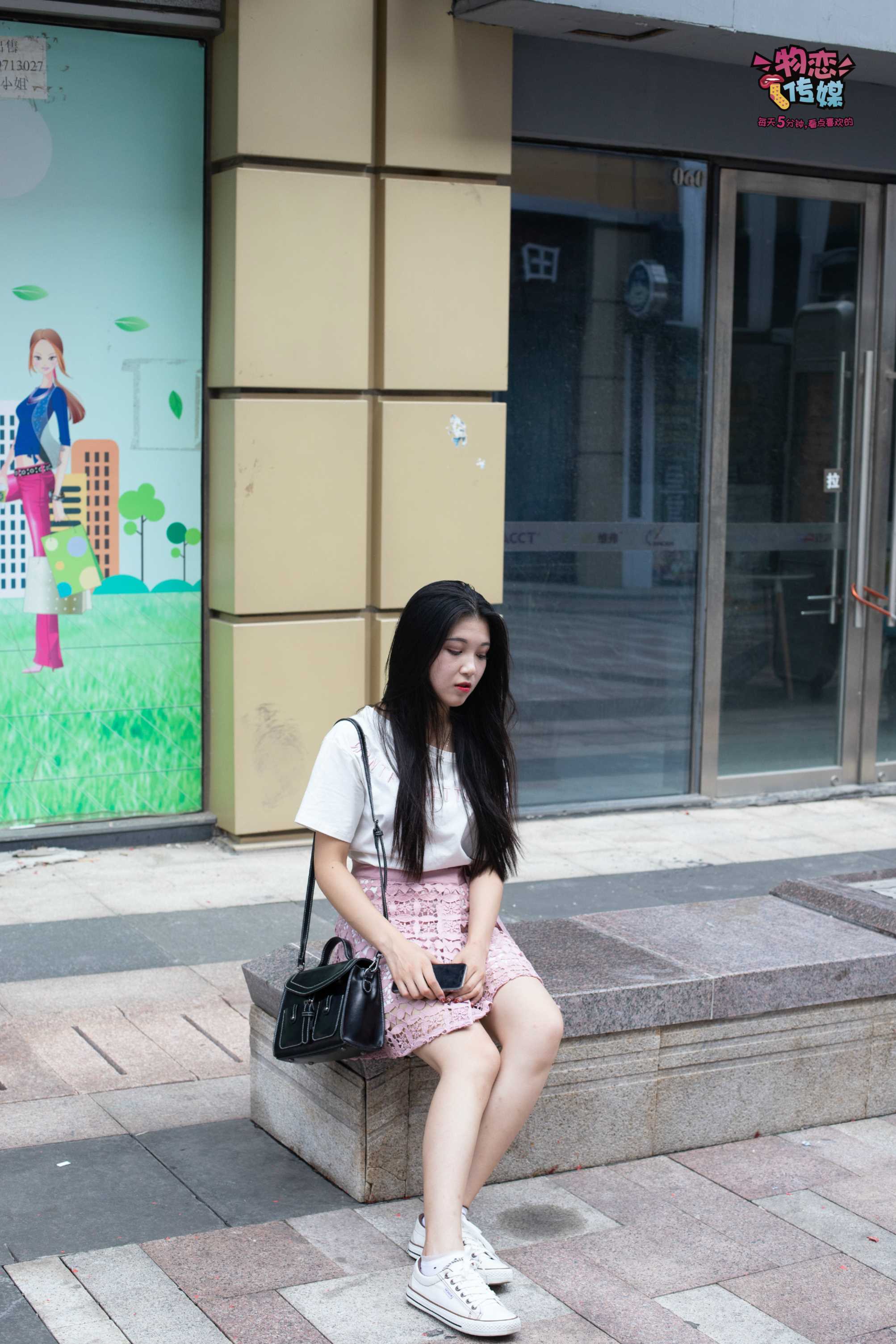 图片[4]-物恋传媒 No.051 俏皮露肩T恤搭配粉色小短裙,白色板鞋配白色斑点袜  [148P1.10GB]-COS写真在线网