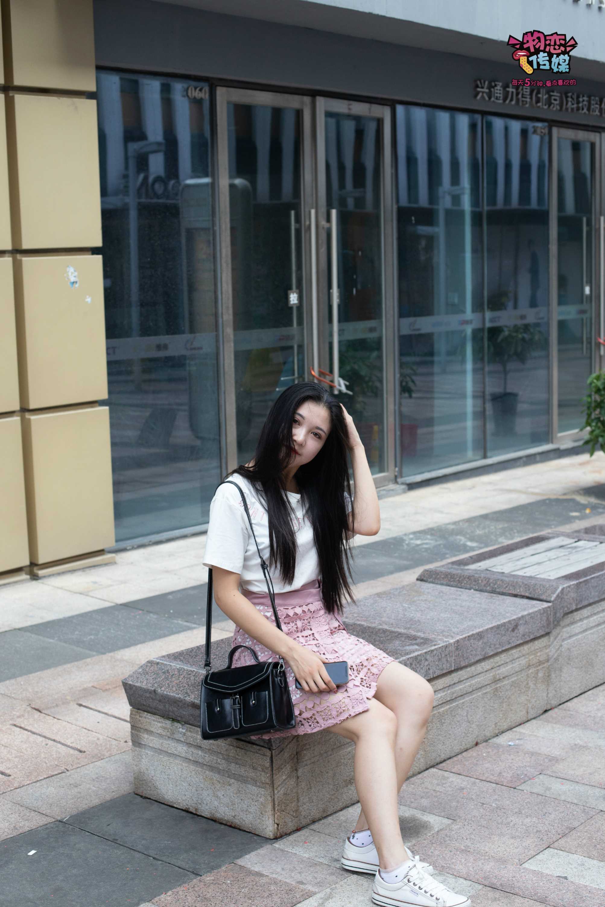 图片[6]-物恋传媒 No.051 俏皮露肩T恤搭配粉色小短裙,白色板鞋配白色斑点袜  [148P1.10GB]-COS写真在线网