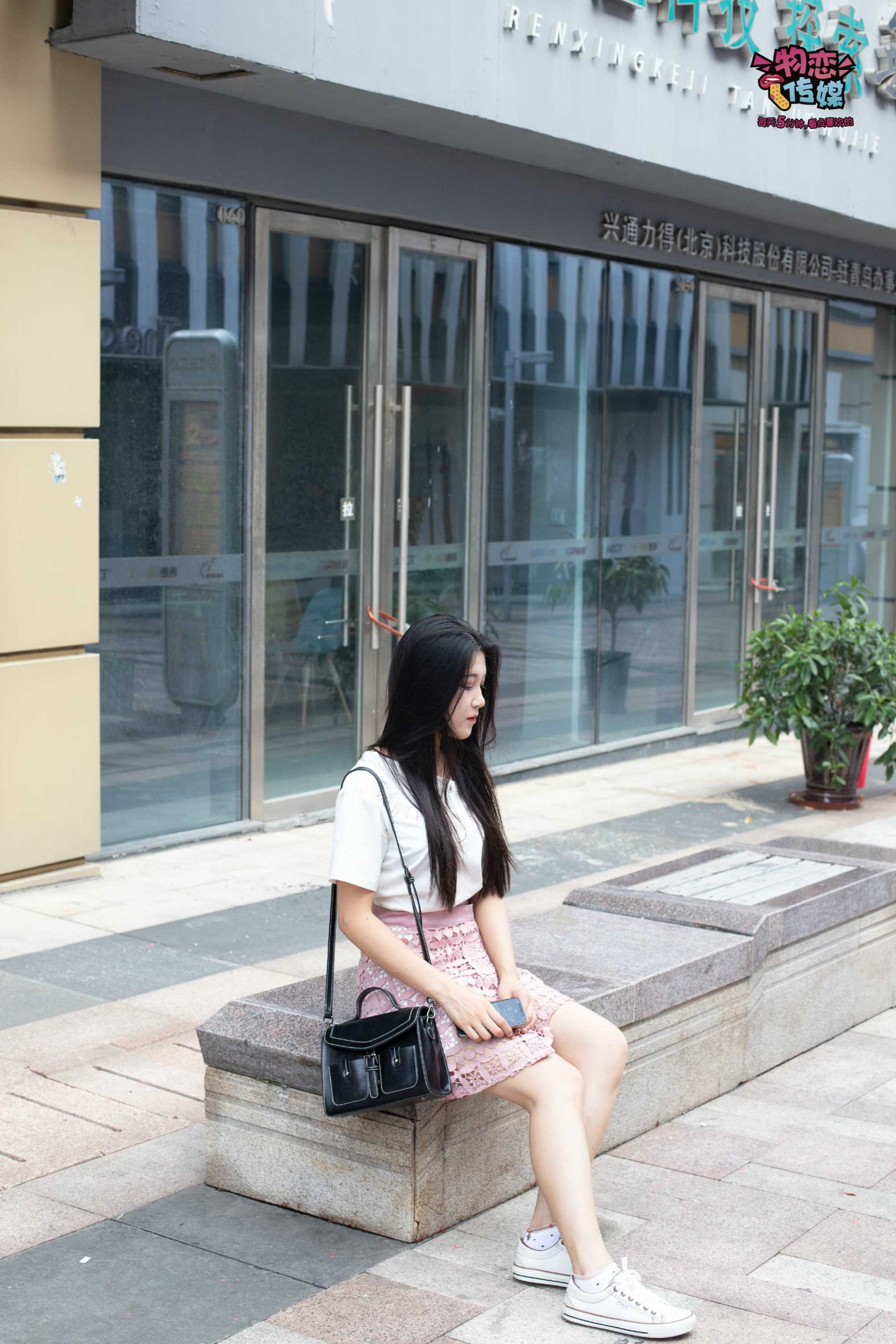 图片[5]-物恋传媒 No.051 俏皮露肩T恤搭配粉色小短裙,白色板鞋配白色斑点袜  [148P1.10GB]-COS写真在线网