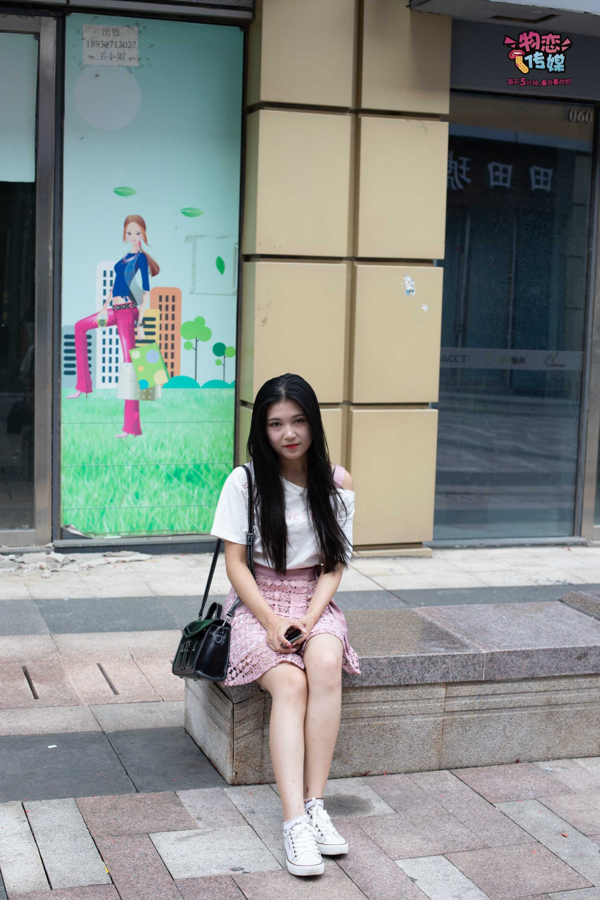 图片[2]-物恋传媒 No.051 俏皮露肩T恤搭配粉色小短裙,白色板鞋配白色斑点袜  [148P1.10GB]-COS写真在线网