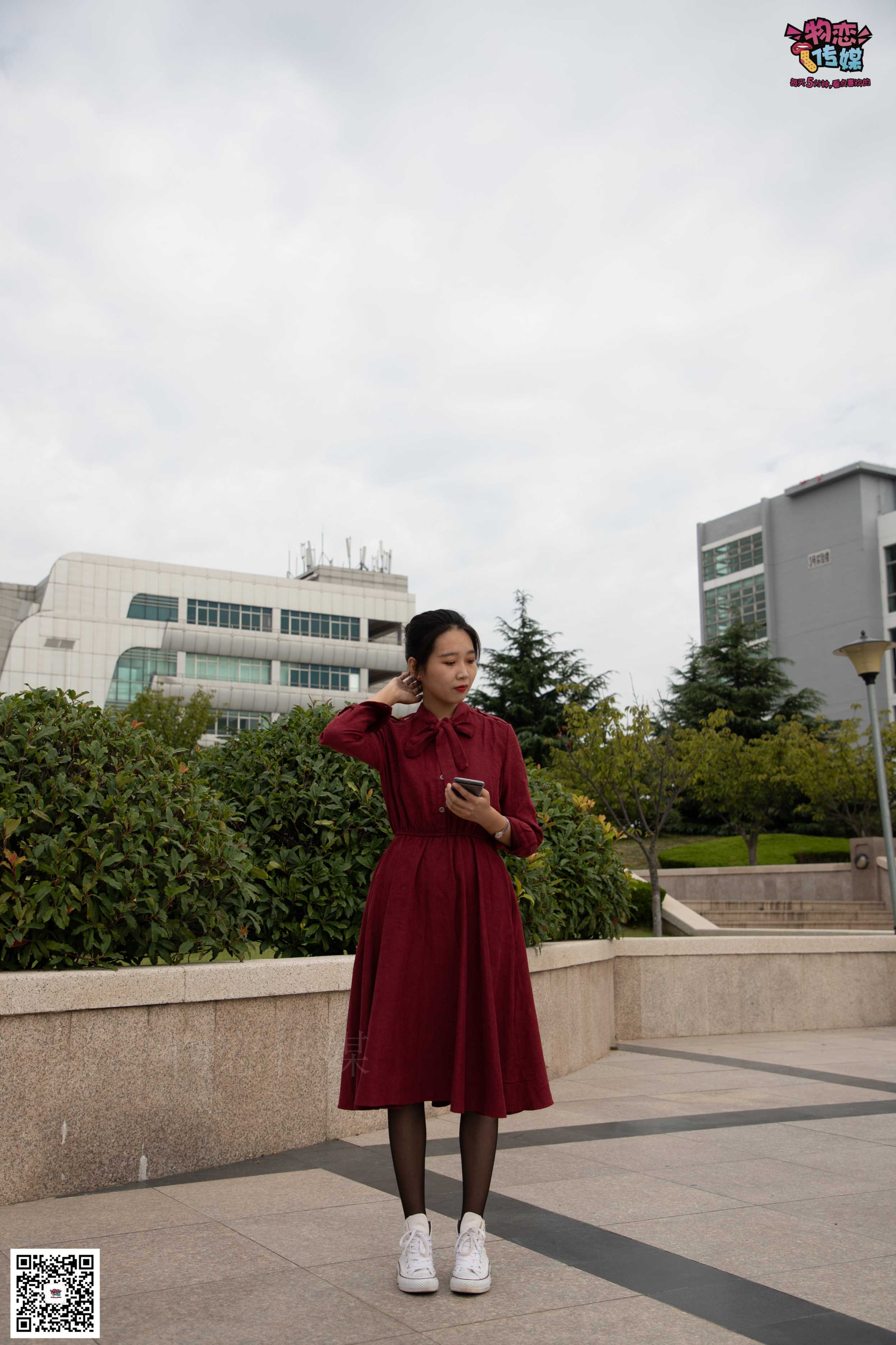 图片[2]-物恋传媒 No.055 一袭红的神秘与热情,经典白色匡威高帮配  [143P1.09GB]-COS写真在线网