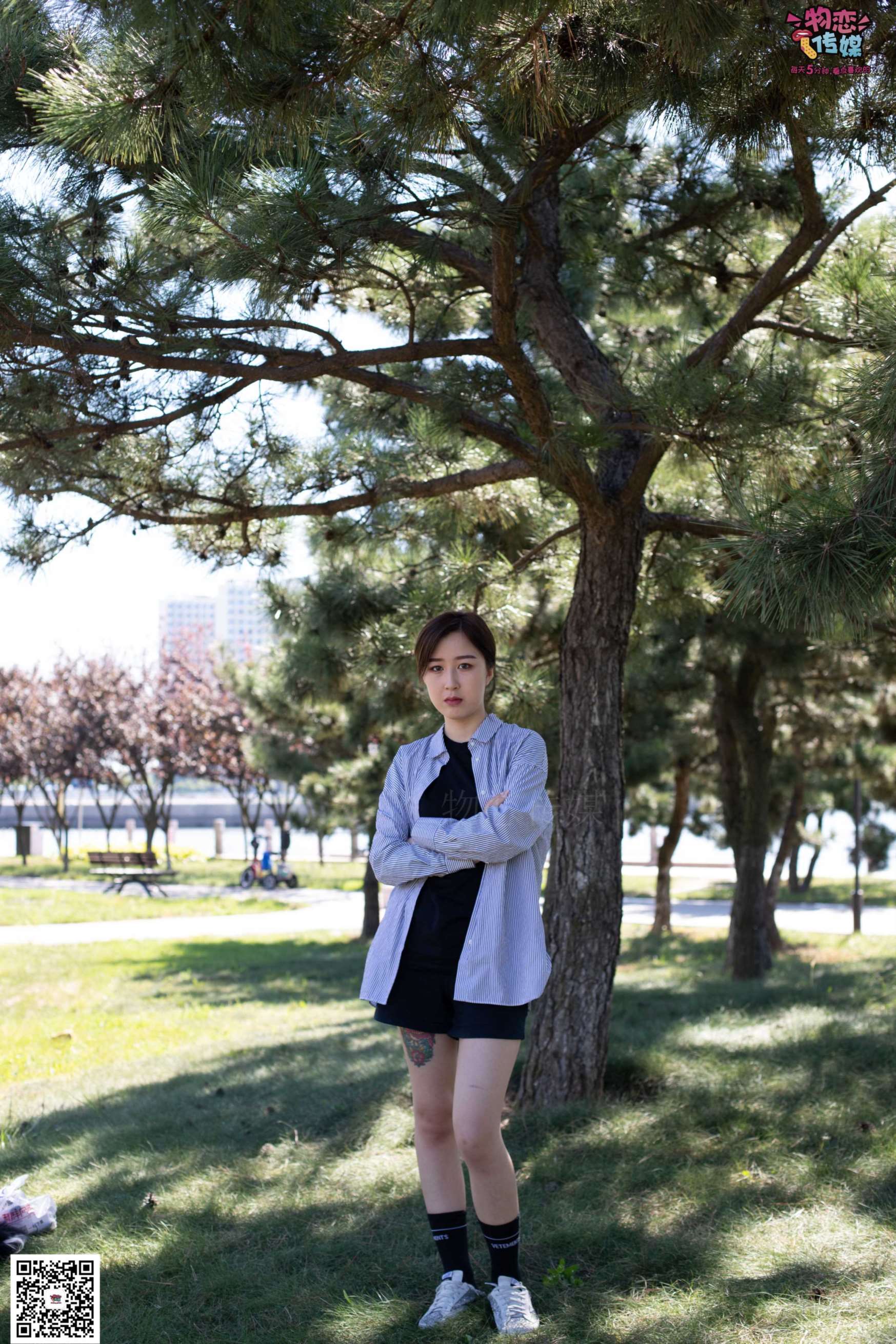 图片[2]-物恋传媒 No.056 眼神犀利,表情高冷小姐姐的深蓝色棉袜  [160P1.35GB]-COS写真在线网