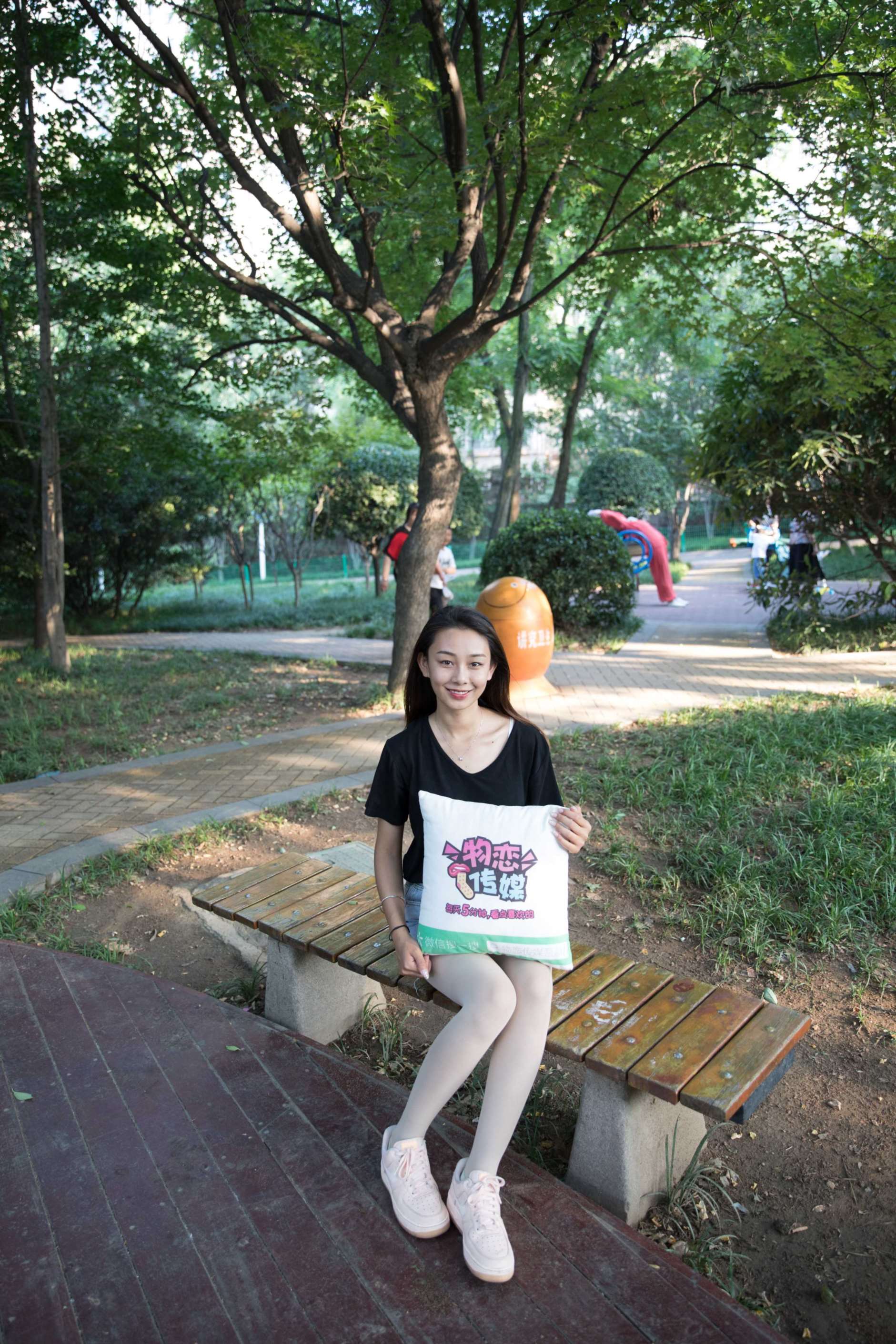 图片[2]-物恋传媒 No.173 岚岚-繁闹公园中的安静姑娘  [168P4.23G]-COS写真在线网