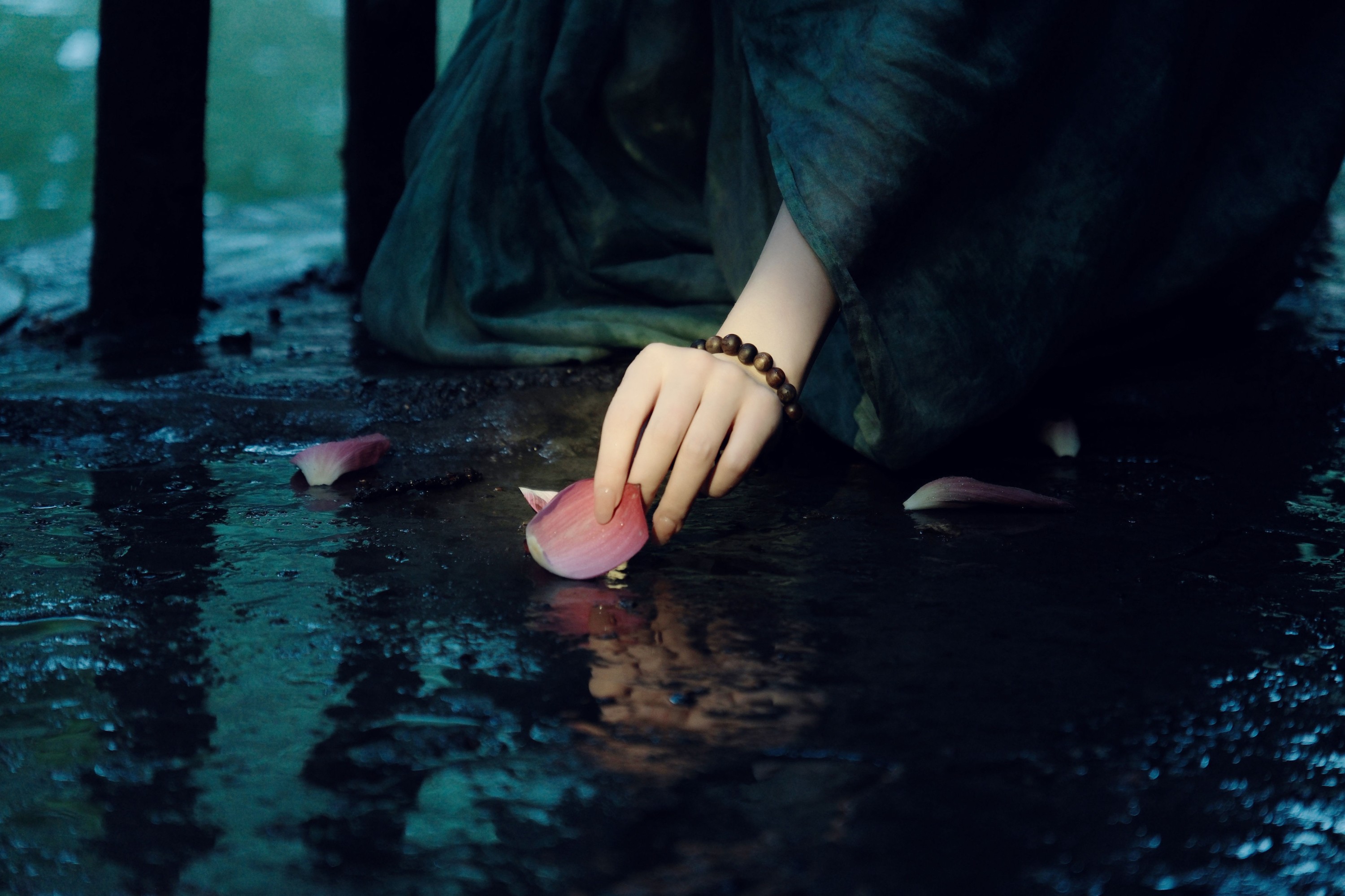 图片[6]-文鱼 – 《雨中荷》[21P]-COS写真在线网