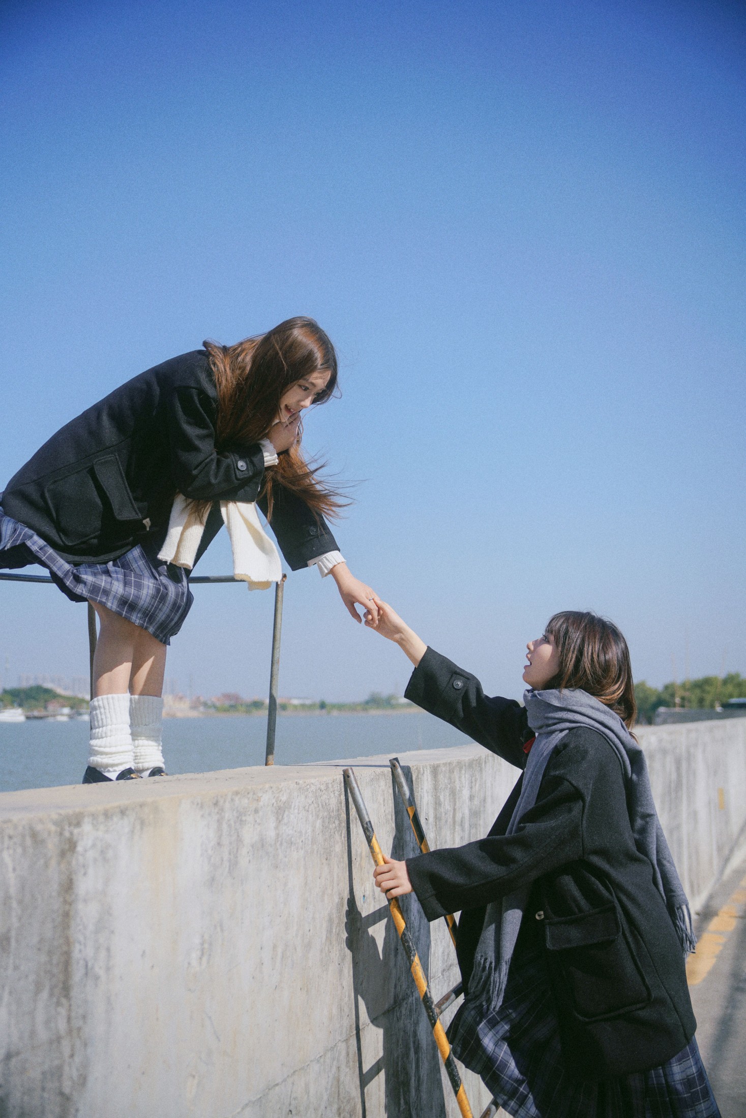 图片[6]-橘子 泡泡小咩 – 《江风轻拂，双生少女的清甜时光》[30P]-COS写真在线网