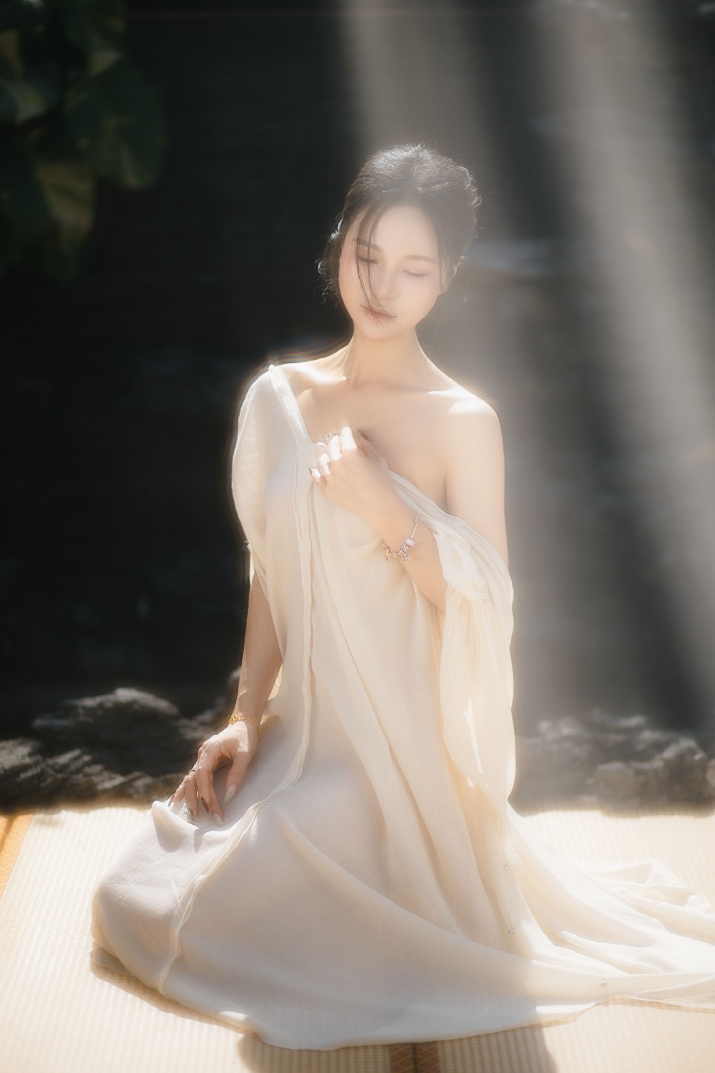 莎莎 – 《池塘边兮兮的少女》[13P] 插图1