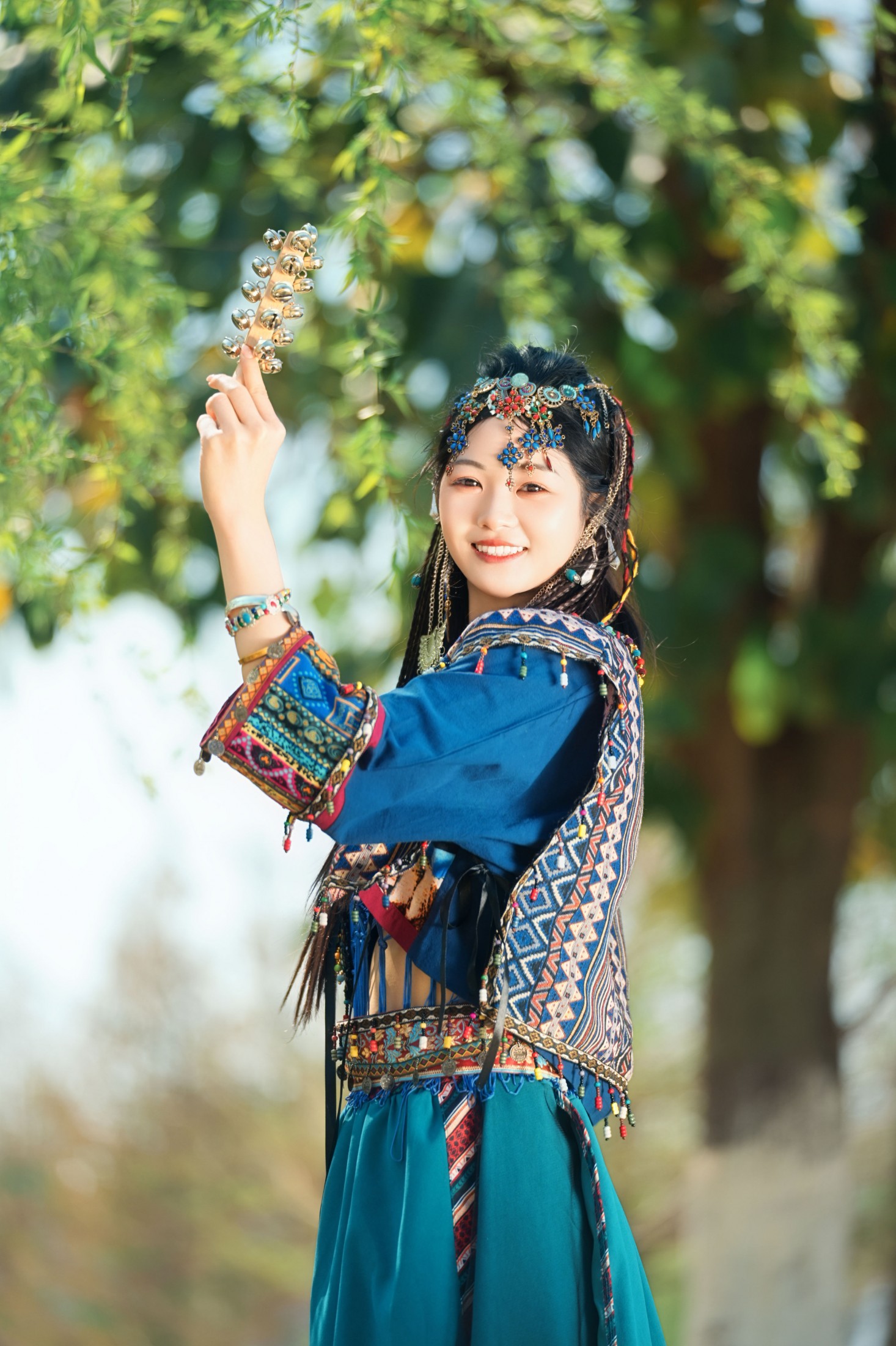 晓蓝 – 《苗疆少女 森林中发光》[24P]-COS写真在线网