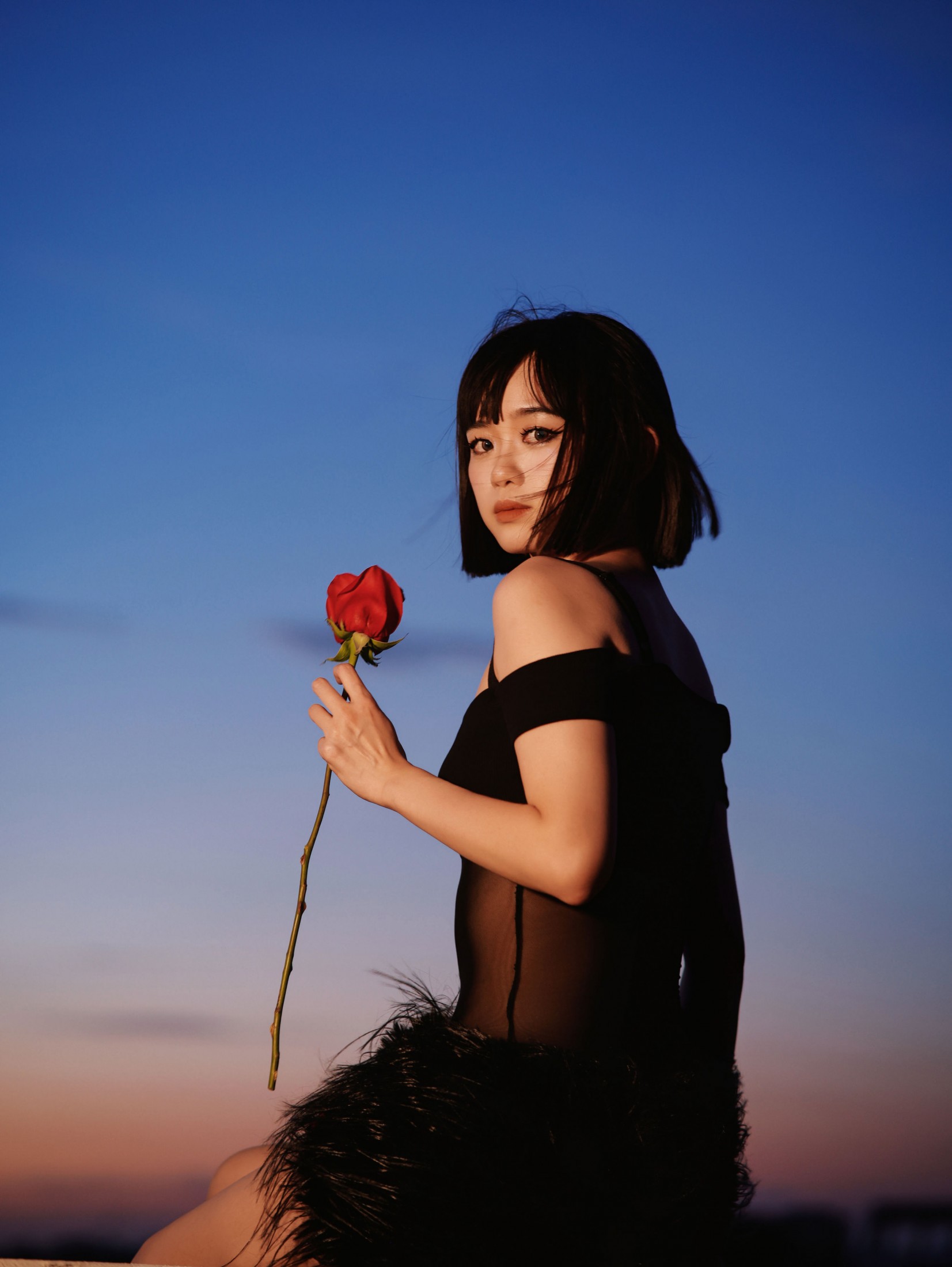 – 《天台性感纯欲风》[12P]-COS写真在线网