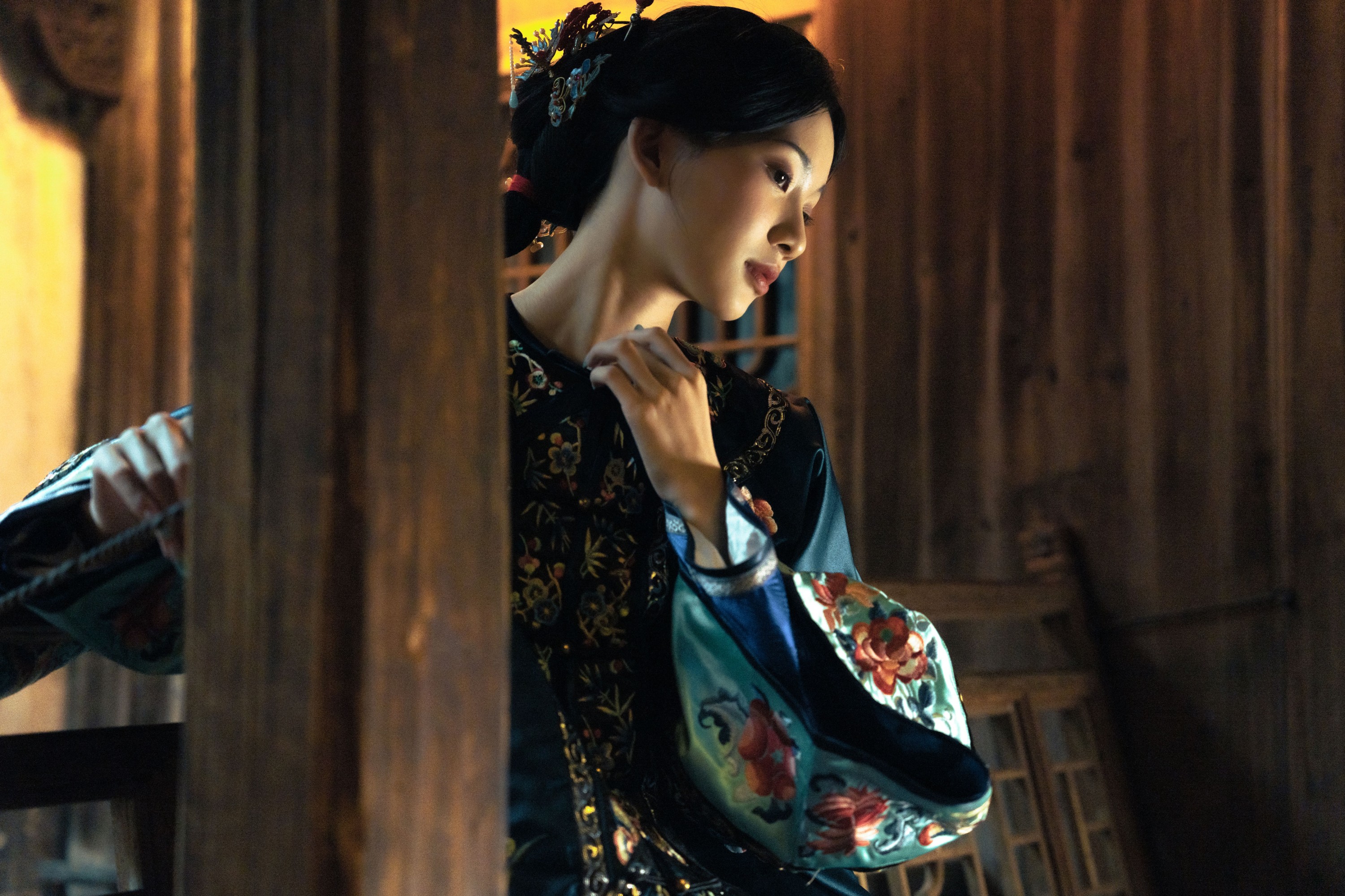 图片[4]-二一芝 – 《她坐在黑洞洞四方方的窗朝外望》[17P]-COS写真在线网