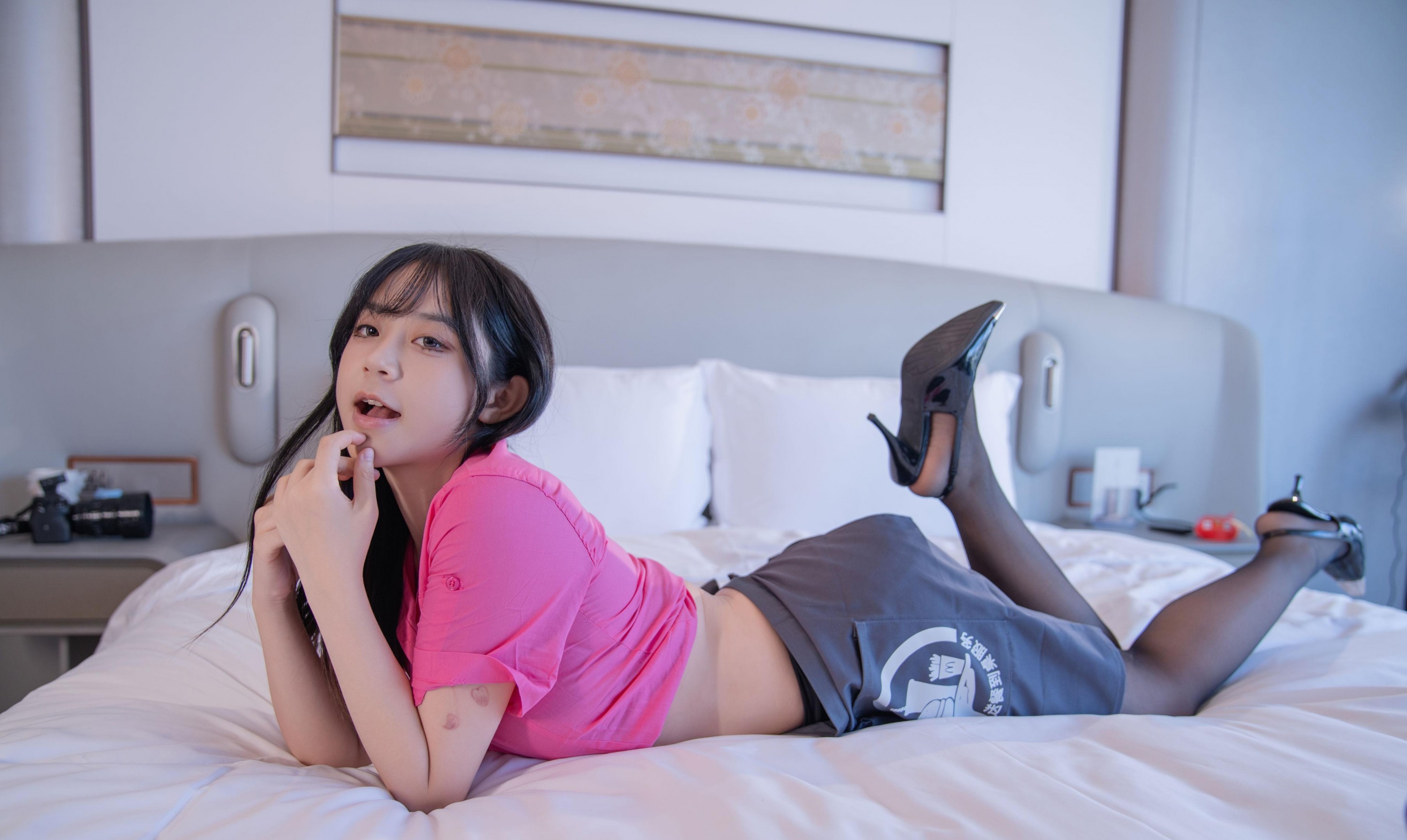 图片[2]-一元同学Jodie – 《绯色慵懒：独处时光的微醺格调》[45P]-COS写真在线网