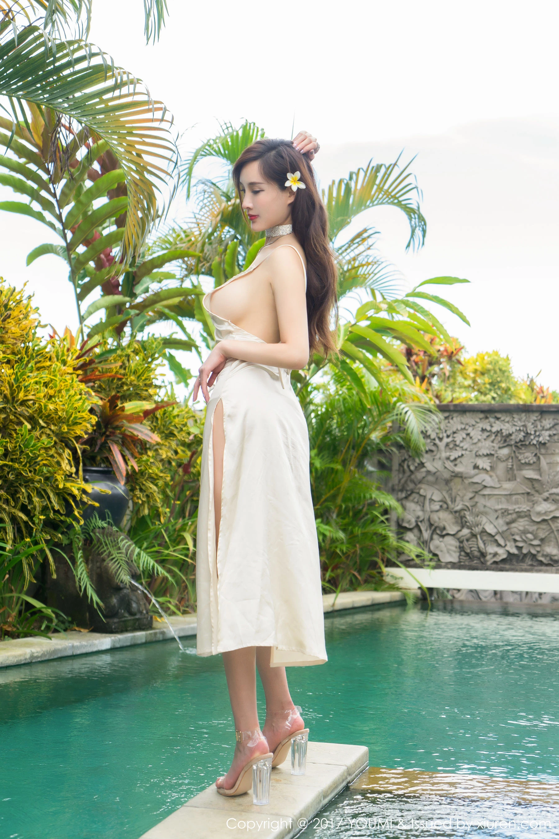 土肥圆矮挫穷《高叉礼服与泡泡浴系列》 尤蜜荟YouMi Vol.049-COS写真在线网